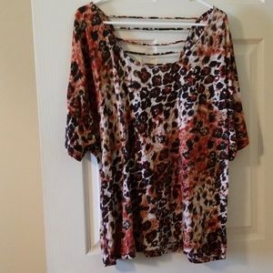 2x/3x leopard print top w/ pretty back on it.